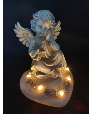 Figurka aniołka siedzącego na sercu z podświetleniem - Anioł Figurka 1