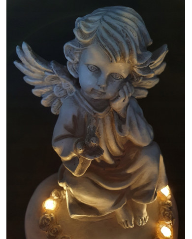 Figurka aniołka siedzącego na sercu z podświetleniem - Anioł Figurka 1