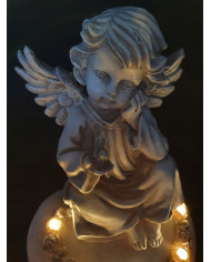 Figurka aniołka siedzącego na sercu z podświetleniem - Anioł Figurka 1