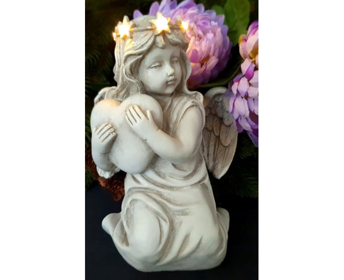 ​Duży Aniołek Świecący z Sercem LED – Figurka Dekoracyjna