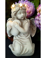 ​Duży Aniołek Świecący z Sercem LED – Figurka Dekoracyjna