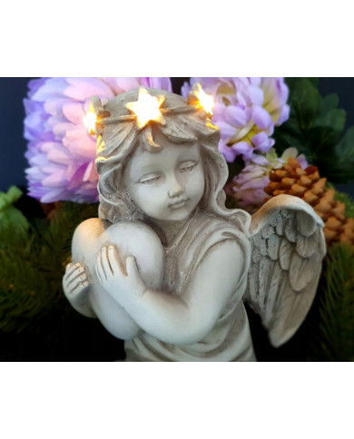 ​Duży Aniołek Świecący z Sercem LED – Figurka Dekoracyjna