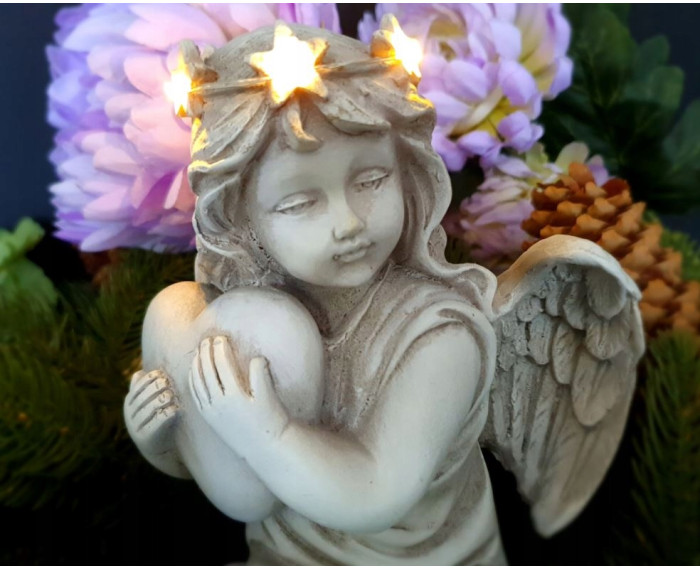 ​Duży Aniołek Świecący z Sercem LED – Figurka Dekoracyjna