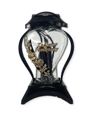 Duży znicz z napisem "Kochamy Pamiętamy" i ozdobnym kwiatem