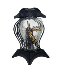 Duży znicz z napisem "Kochamy Pamiętamy" i ozdobnym kwiatem